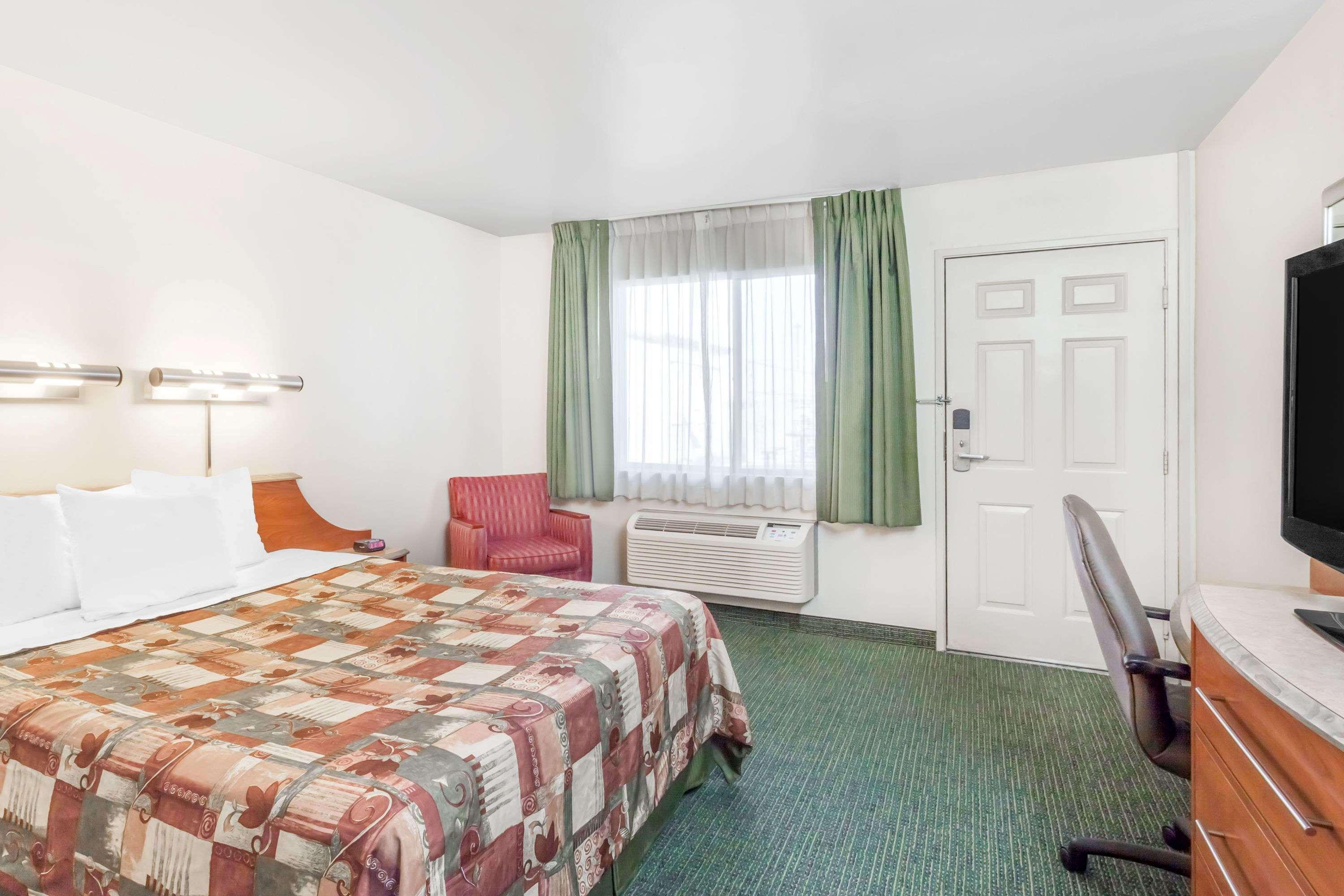 6 Barstow, Ca I15 And Lenwood Road 3* Barstow